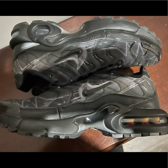 SHOES - Picture 5 of 9